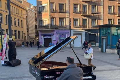El piano estará instalado en la plaza Corsini a lo largo de todo el viernes.