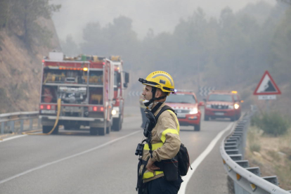 Un bomber observa l'incendi de Maials.