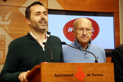 Plano medio del portavoz de Movem Tortosa, Jordi Jordan, y el concejal Francesc Vallespí.