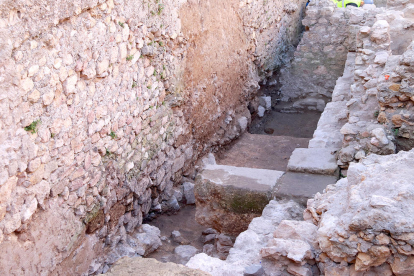 Les dues naus del magatzem romà, separades per un carreu transversal, descobertes durant les excavacions al teatre romà de Tarragona.
