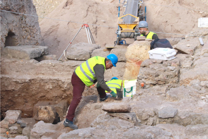 Uns tècnics treballant durant les excavacions a l'escena del teatre romà de Tarragona.