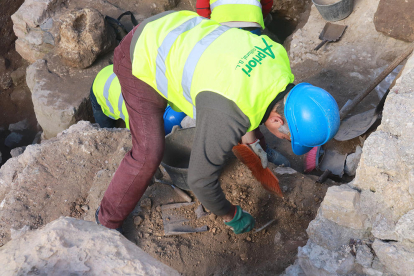 Un dels tècnics que fan l'excavació a l'escena del teatre romà de Tarragona.