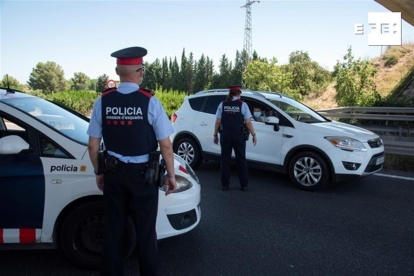 Control policial a la carretera N-240 a la comarca del Segria, utilitzada per anar a les platges de Tarragona.