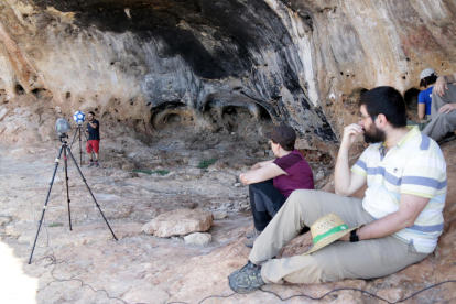 Investigadors del projecte Artsoundscapes perfilant el dispositiu tècnic a la Cova Fosca d'Ulldecona.