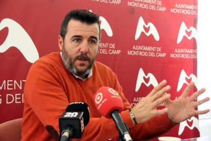 L'alcalde de Mont-roig del Camp, Fran Morancho, durant una roda de premsa.
