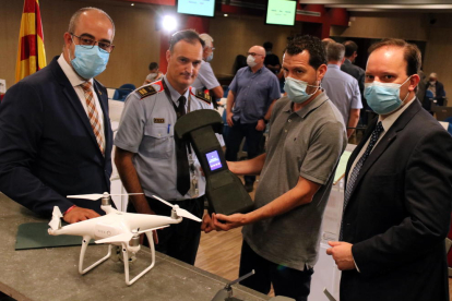 El conseller Miquel Buch, el director dels Mossos, Pere Ferrer, i el comissari en cap, Eduard Sallent, amb un tècnic que ensenya un inhibidor de drons.