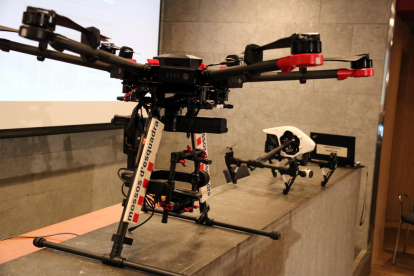 Plano corto de dos drones de los Mossos d'Esquadra.