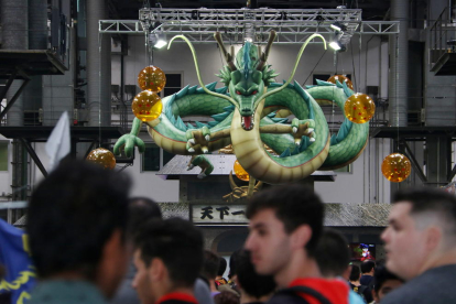 El dragón Sheron, de 'Bola de Dragón', cuelga sobre la gran exposición/instalación de la zaga en el 25.º Manga Barcelona.