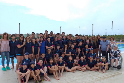 Foto de grup del Sr. Ramos amb la Secretaria de la Junta del Club i tots els nedadors participants.