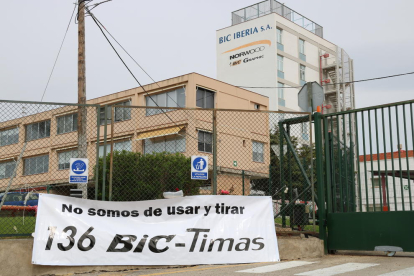 Exterior de la empresa Bic Graphic a Tarragona, y de un cartel colgado fuera donde se lee que 'No somos de usar y tirar' y la cifra de '136' en referencia a los trabajadores afectados por el ERE, del 2 de mayo del 2017