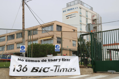 Exterior de l'empresa Bic Graphic a Tarragona, i d'un cartell penjat fora on s'hi llegeix que 'No som d'usar i tirar' i la xifra de '136' en referència als treballadors afectats per l'ERO, del 2 de maig del 2017