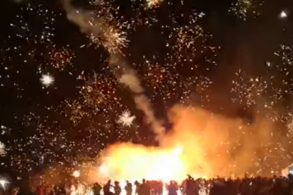 L'explosió del coat dins la foguera va provocar que sortissin les espurnes disparades cap al públic.