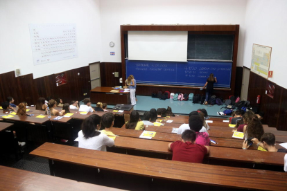 Una aula de la facultat de físcia i Química de la UB, durant la selectivitat de setembre.
