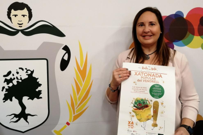 La concejala de Fires i Mercats, Maria Luz Ramírez, con el cartel de la Xatonada Popular 2020.