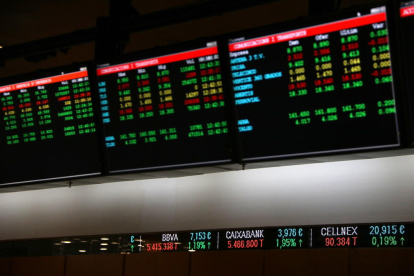 Imagen de archivo de pantallas con las cotizaciones de acciones del Ibex 35 en la Bolsa de Barcelona.