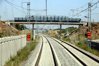 Plano abierto de un tramo de la variante de Vandellòs del corredor mediterráneo visto desde el interior de la cabina de un tren pruebas.