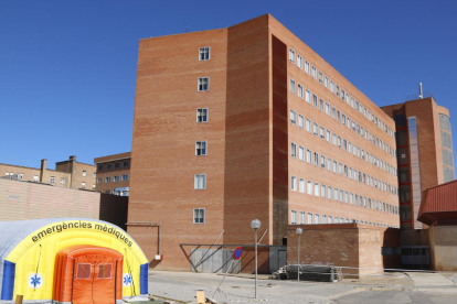 L'hospital de campanya que s'ha instal·lat per atendre casos de covid-19 i de l'hospital Arnau de Vilanova de Lleida.