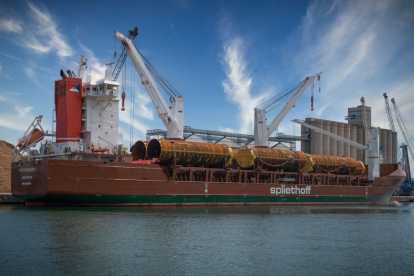 Imagen del barco con las pecesde 200 toneladas cargadas para transportarlas.