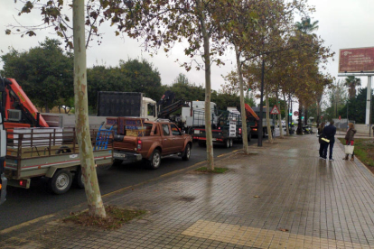 Pla general de la cua de camions i vehicles d'apicultors protestant pels carrers de València