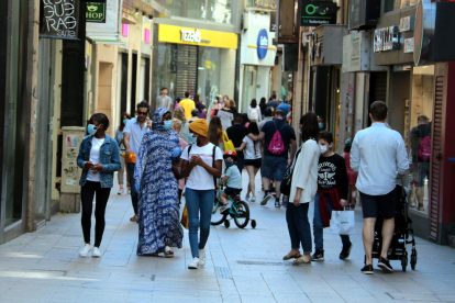 Gent caminant per l'Eix Comercial de Lleida.