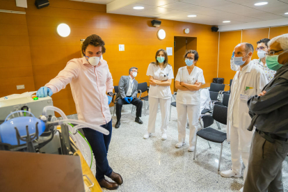 Joan Balcells explica als professionals sanitaris el funcionament dels respiradors manuals.