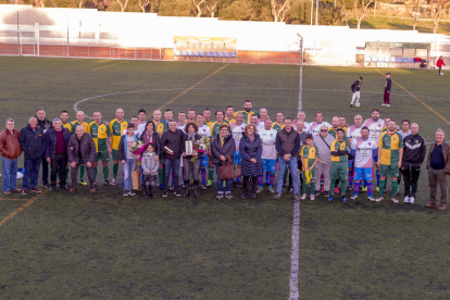 Els amics i familiars de l'històric jugador del Constantí en l'acte d'homenatge.