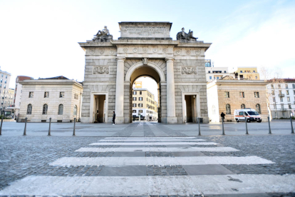 Vista general de la Puerta Garibaldi de Milán vacía de gente