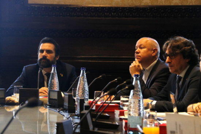 El presidente del Parlament, Roger Torrent, y Joan García y David Pérez durante la Mesa en la reunión del 25 de junio del 2019.