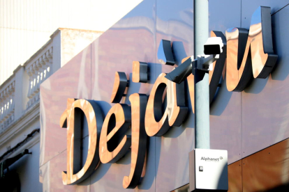 Dos cámaras de vídeo vigilancia de Calafell situadas delante de una de las discotecas de la calle Monturiol.