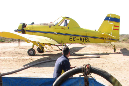 Un moment de l'operació de càrrega de l'avioneta que fa els tractaments aeris contra el mosquit al Delta de l'Ebre, en una imatge d'arxiu.