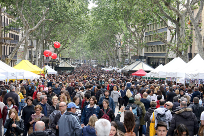 Imagen de archivo de la Rambla de Barcelona durante un Sant Jordi.