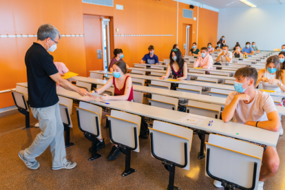 Pla mitjà d'una aula abans de començar el primer examen de selectivitat al Campus Catalunya de la URV.
