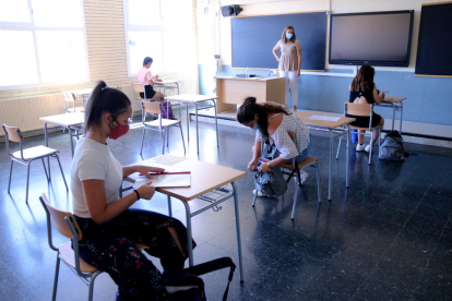 Plano general del interior de un aula del instituto Julio Antonio de Móra d'Ebre, el primer día de selectividad.