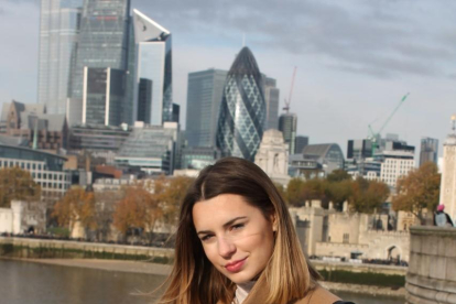Isabel Sugrañes amb vistes de fons a la City de Londres.