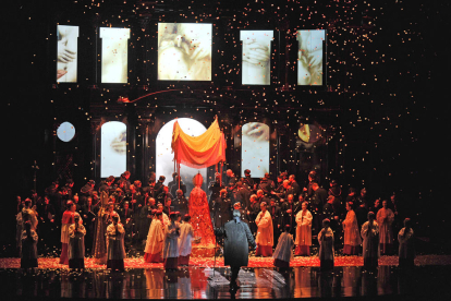 Momento de la Ópera 'Tosca' de Puccini en el Liceo con escenografía de Paco Azorín.