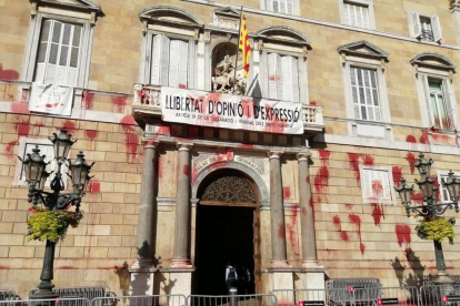 Imatge de la façana de la Generalitat amb pintura vermella