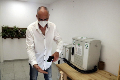 Uno de los emprendedores desinfectándose las manos con el nebulizador portátil.