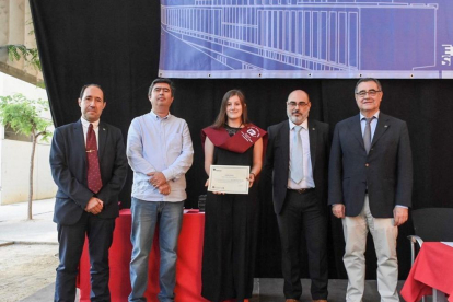 Gwenaëlle Mege Barriola recibe el premio Quercus a la mejor estudiante del grado de Ingeniería Informática.