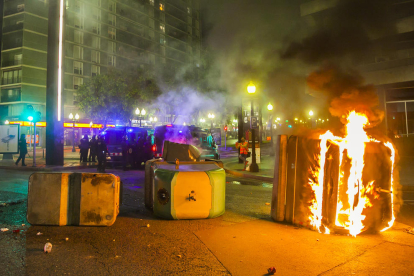 Un contenedor de la basura quemando la noche del 15 de octubre pasado durante los disturbios.