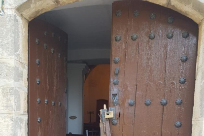 La porta de l'ermita de Sant Miquel, rebentada.