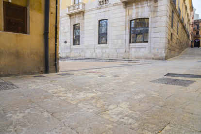 Aspecte que ofereix el paviment del carrer Sant Domènec a l'altura de la plaça de la Font.