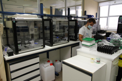 Un laboratorio donde se analizan muestras de covid-19.