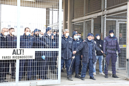 Oficiales de prisiones vigilando una de los accesos al centro penitenciario de Modena
