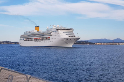 Imagen del crucero Costa Victoria en una de sus llegadas al Puerto de Tarragona el año 2018.