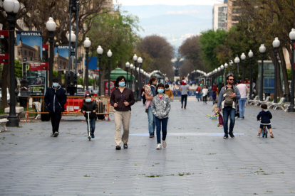 Infants, acompanyats amb els seus pares, en el primer dia desconfinament a la Rambla Nova de Tarragona.