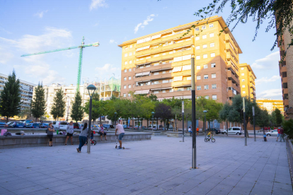 Imagen de una de las calles de la zona de Torres Jordi donde no se encienden las farolas cuando cae la noche, creando inseguridad entre los vecinos.