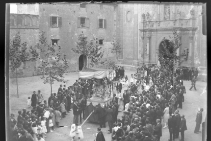 Processó de la Festa Major en honor de la Mare de Déu de la Riera l'any 1922 o 1923.