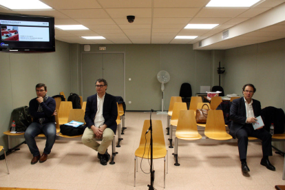 Pla general dels tres acusats asseguts a la sala de vistes del jutjat penal 2 de Tarragona: Daniel Masagué (dreta), Pere Font (centre) i Gerard Montserrat (esquerra).