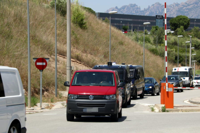 La furgoneta roja que lleva a algunos políticos presos de la prisión de Brians 2 a la de Lledoners, escoltada por vehículos de los Mossos.