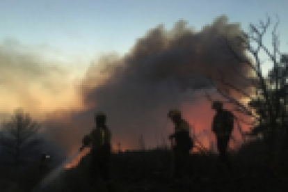 Imagen de efectivos de los Bomberos trabajando en el fuego forestal de la Ribera d'Ebre.